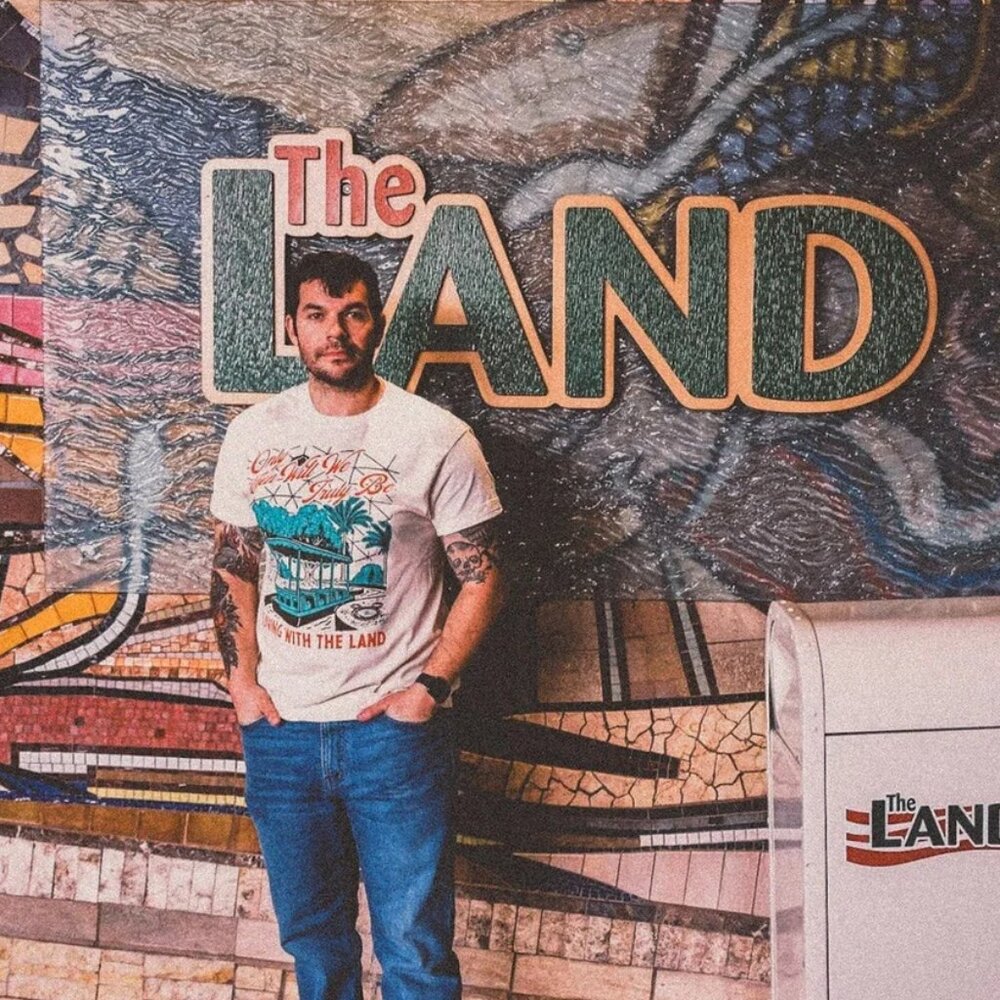Main Street Tourist Living with the Land T Shirt Size M